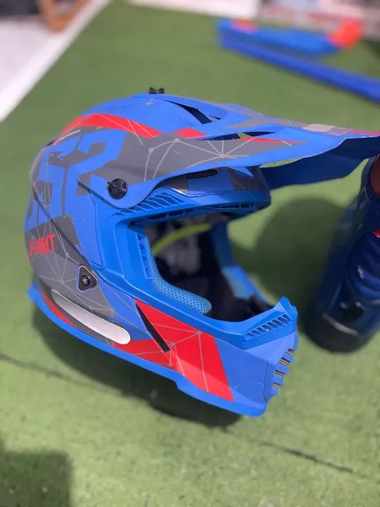 Capacete e equipamentos trilhas