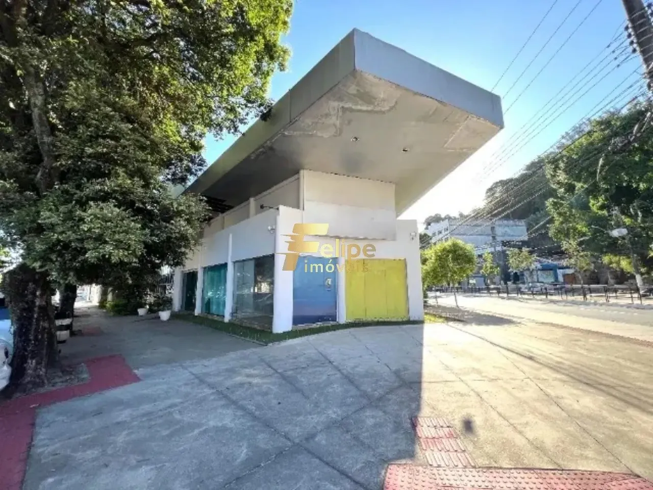 Alugo Imóvel Comercial com EXCELENTE localização em Bento Ferreira, situado em avenida com
