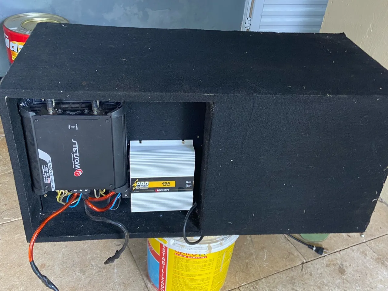 Caixa amplificada com amplificador e carregador