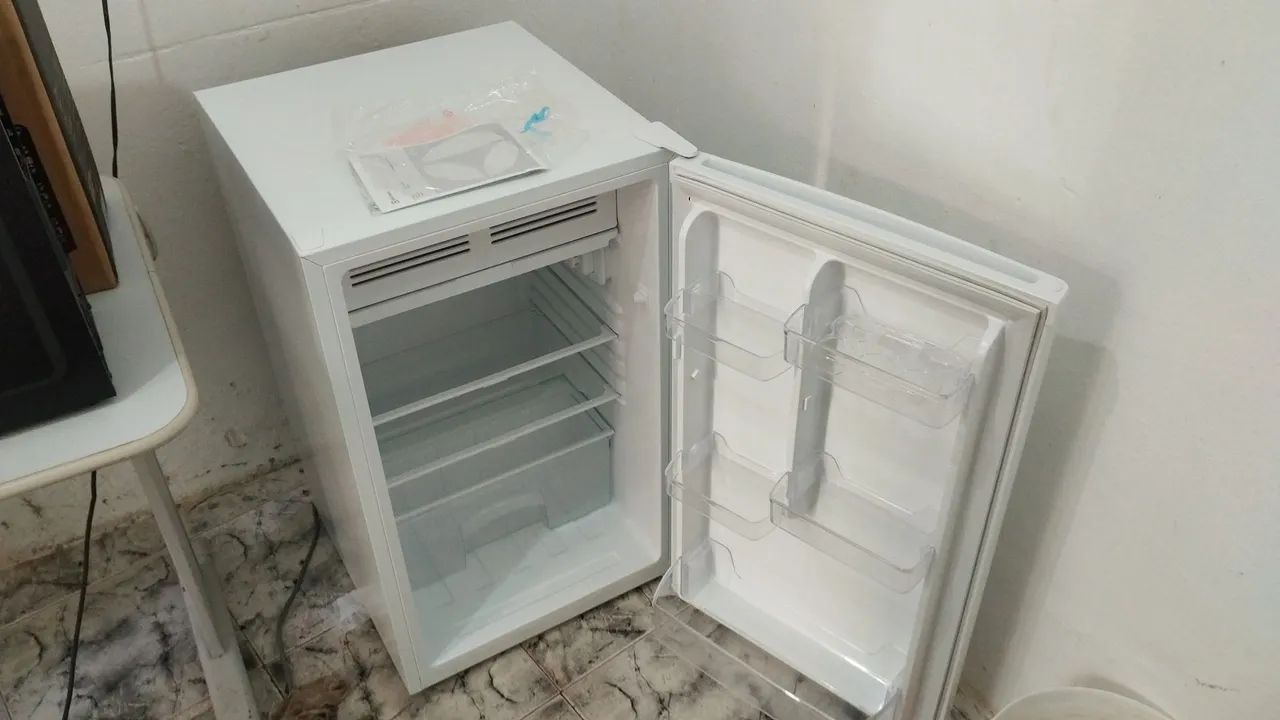 Mini Geladeira Electrolux 110V - Foto 3