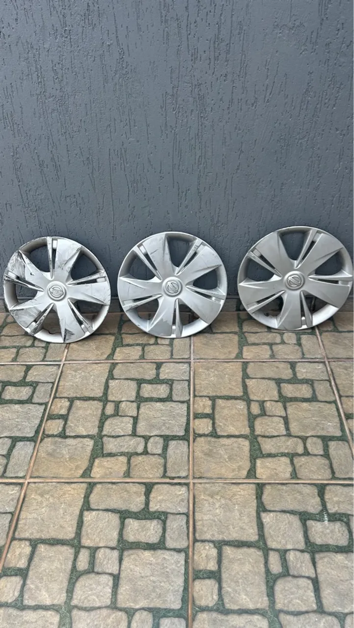 3 Calotas Nissan original aro 14