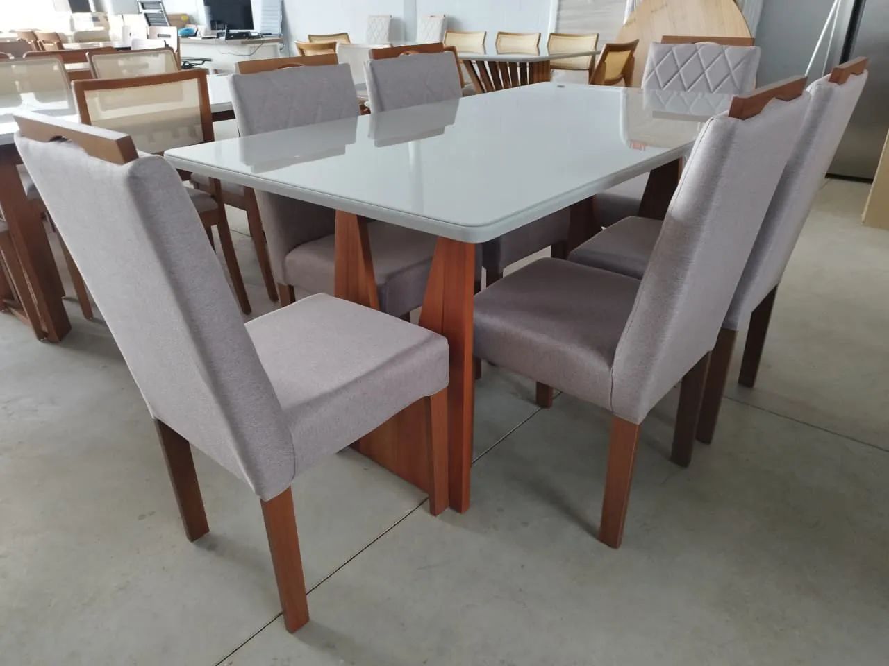 Mesa de Jantar em Madeira com Tampo de Vidro c/ 6 cadeiras  - Foto 4