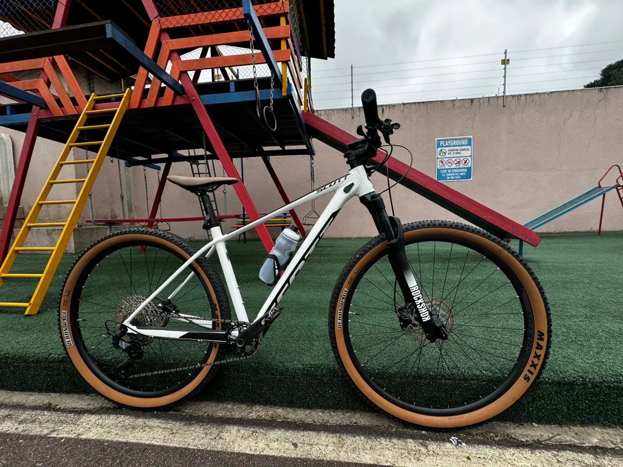 Bicicleta Scott Scale 965 - Performance e leveza em cada pedalada!