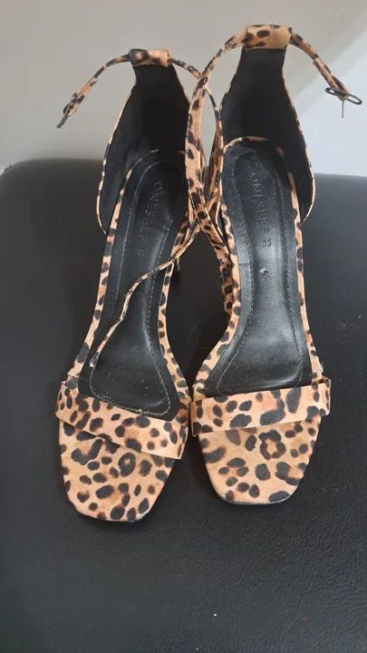 Sandália salto fino