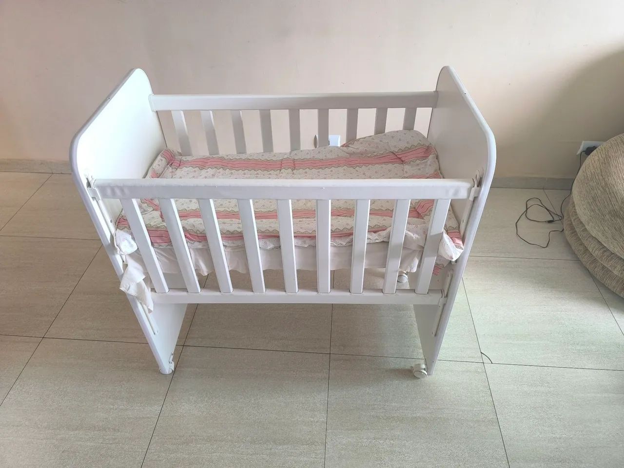 Mini berço com lateral retrátil 