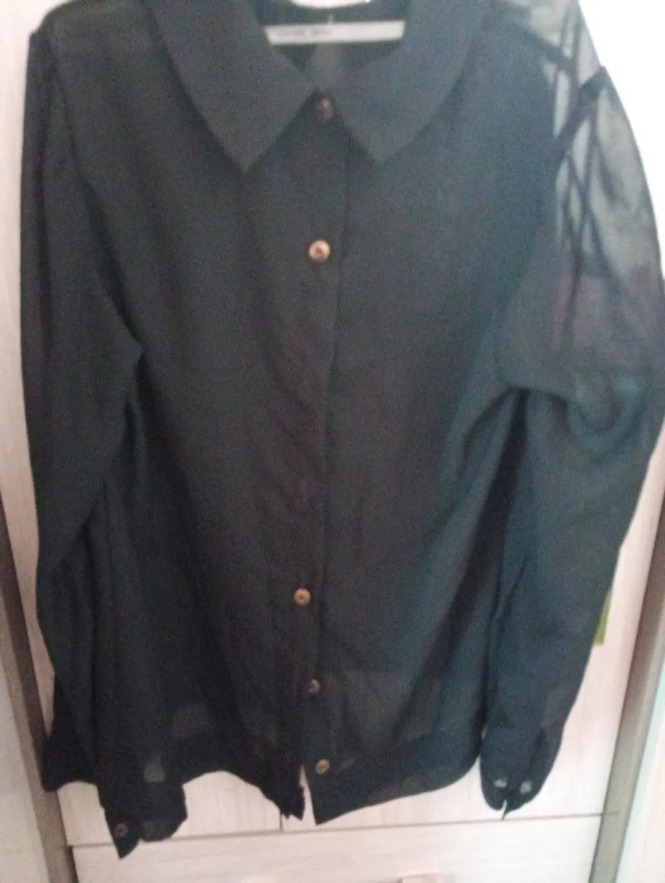 Camisa social preta com detalhes em tule
