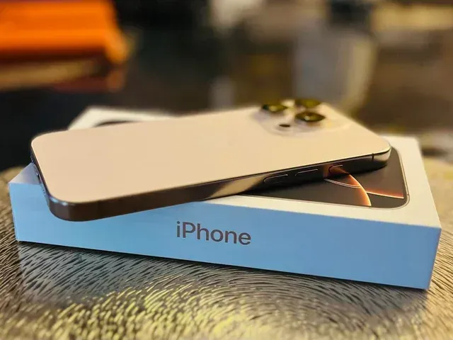 Apple iPhone 16 Pro Max (256 GB) - Titânio-deserto somente troca