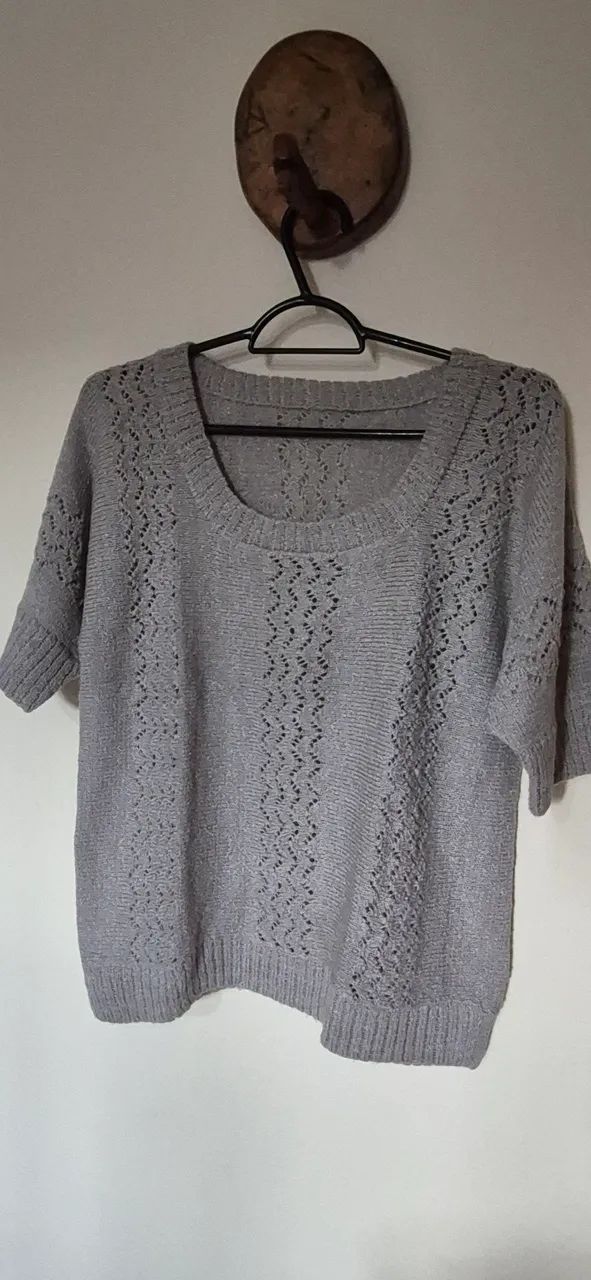 Suéter cinza com detalhes em tricot