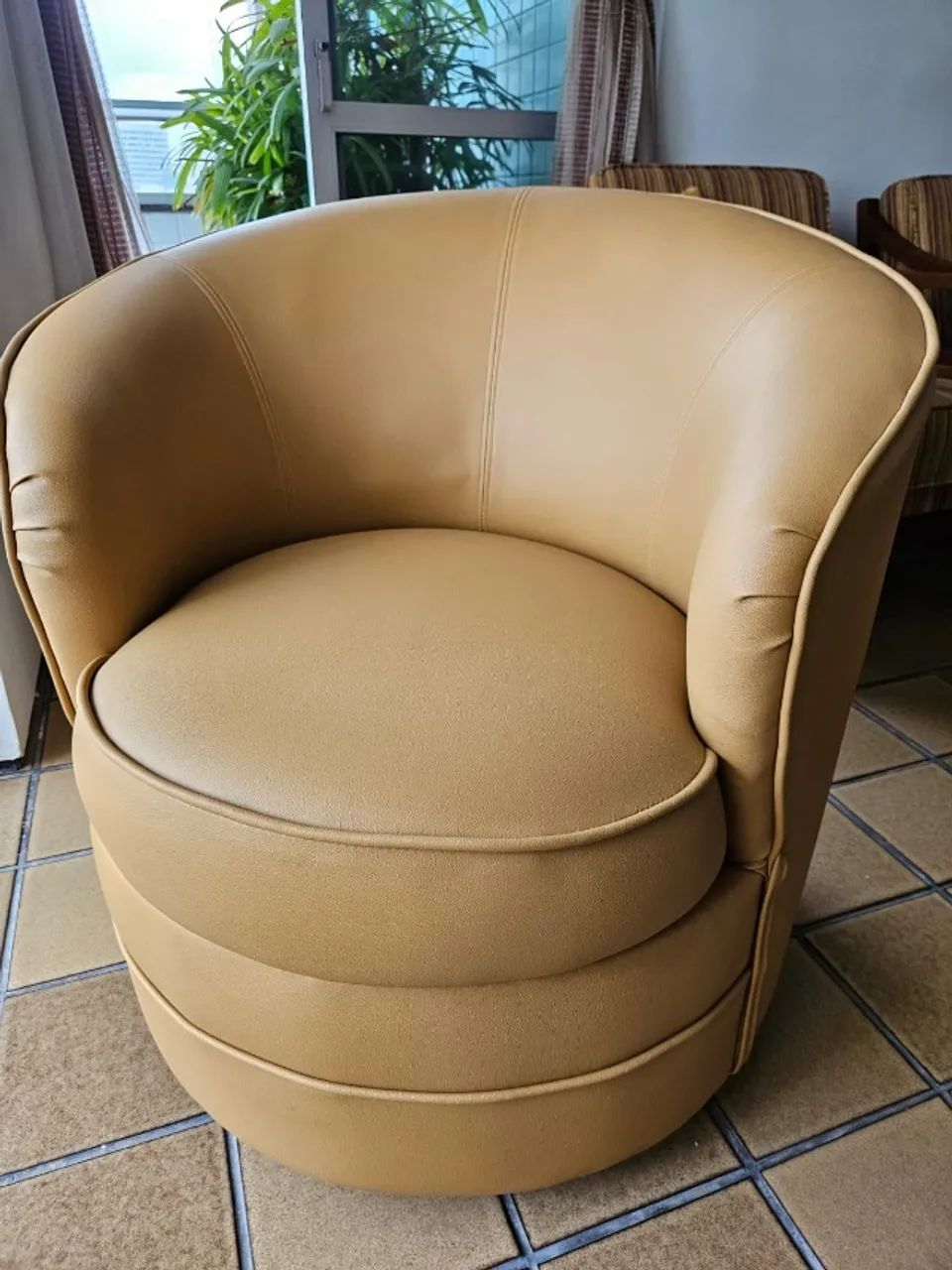 Poltrona em corino creme - Foto 4