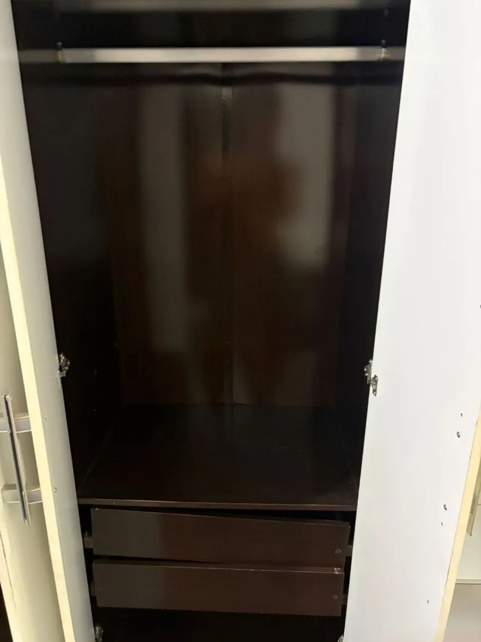 Guarda-roupas 6 portas, branco e preto, com espelho interno - Foto 2