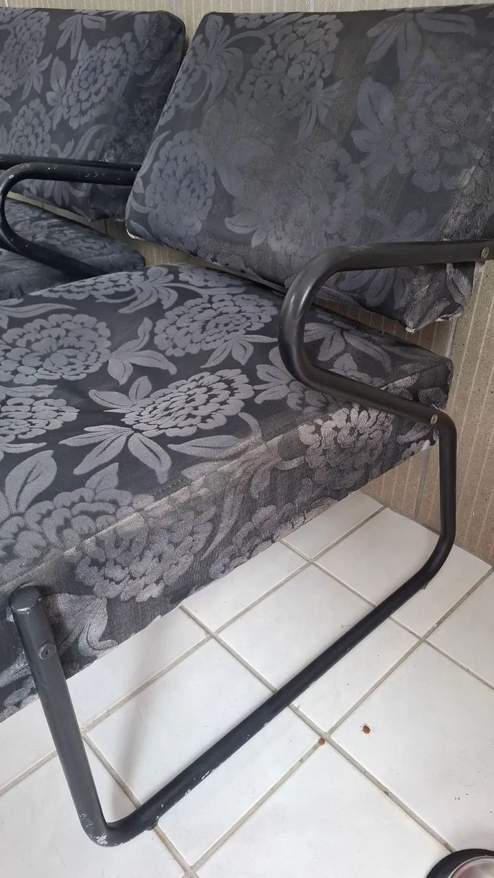 Cadeira almofadadas e tecido aveludado com braços de inox pintado  - Foto 3