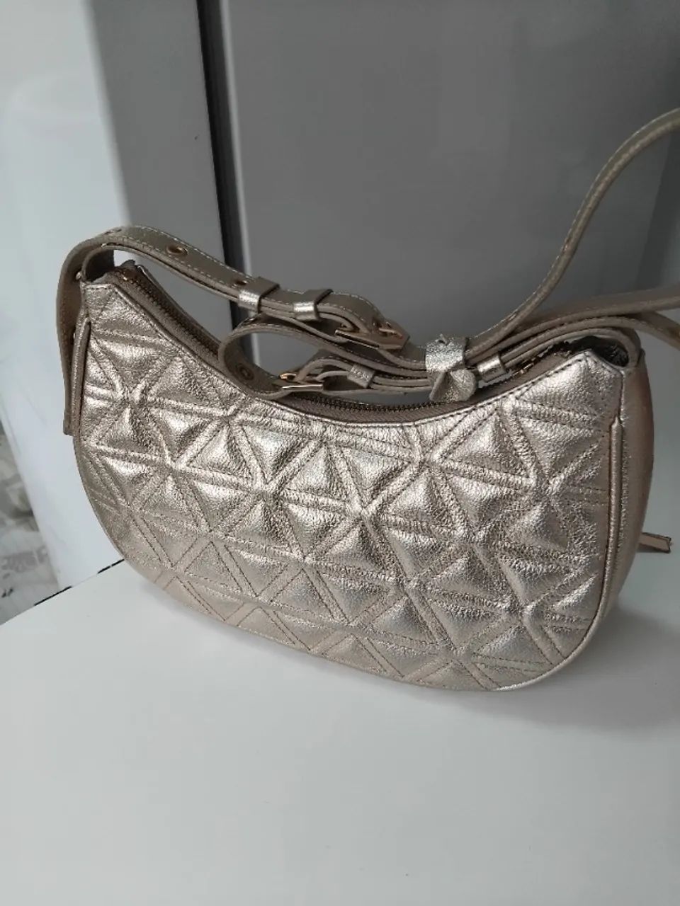 Bolsa dourada schutz média Mirella couro - Foto 4