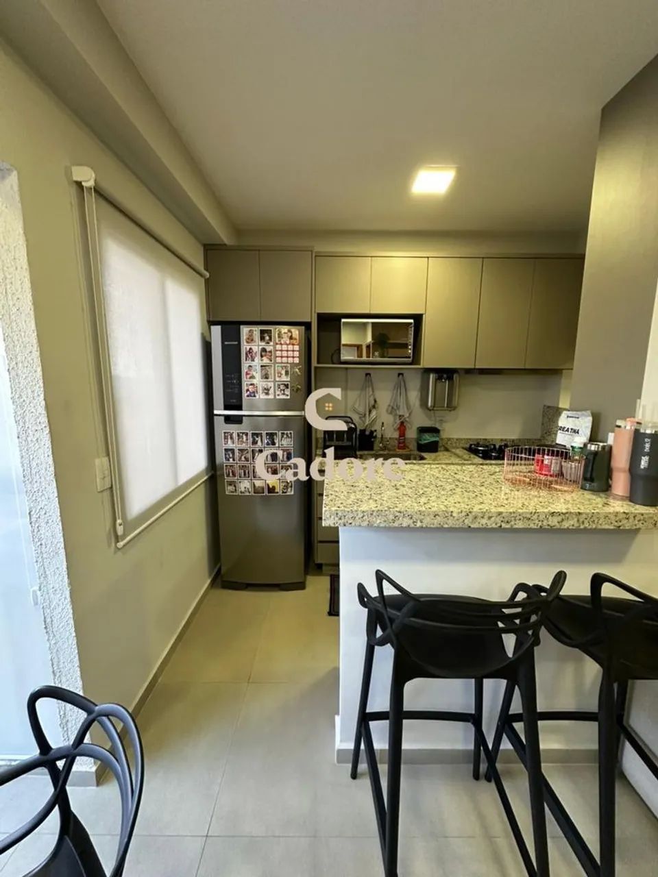 Apartamento no segundo andar, todo reformado internamente, com sala conjugada! - Foto 2