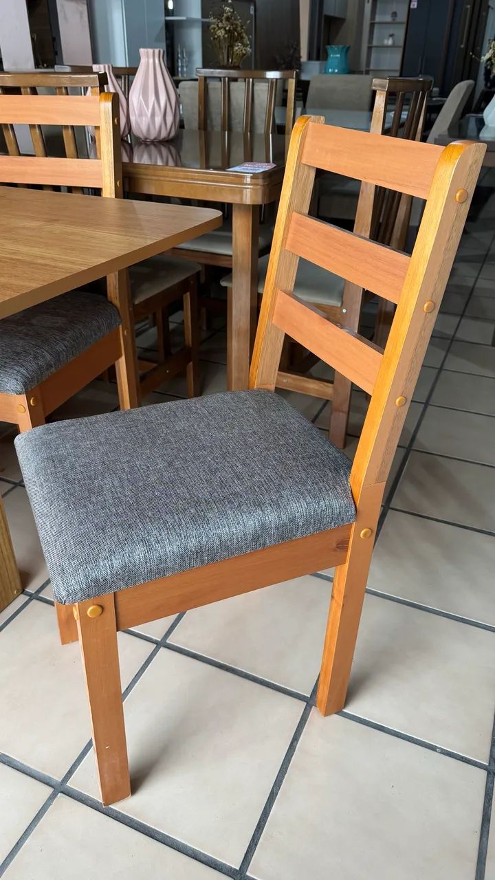 Mesa c/ 6 cadeiras de madeira NOVA  - Foto 2