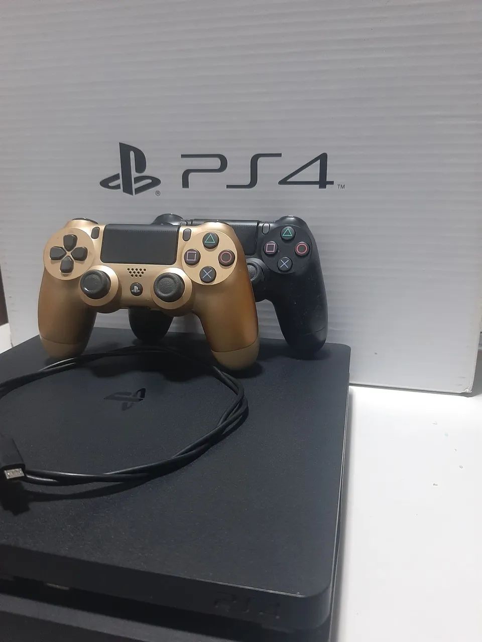 Ps4 com 2 controles e cabo de carregador