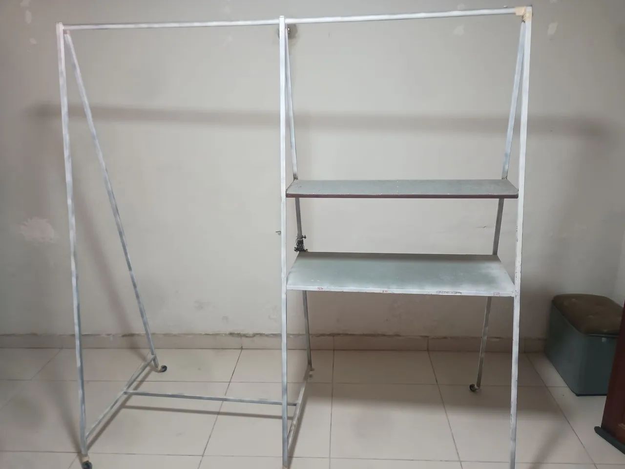 pratileira de ferro com rodas - Foto 3