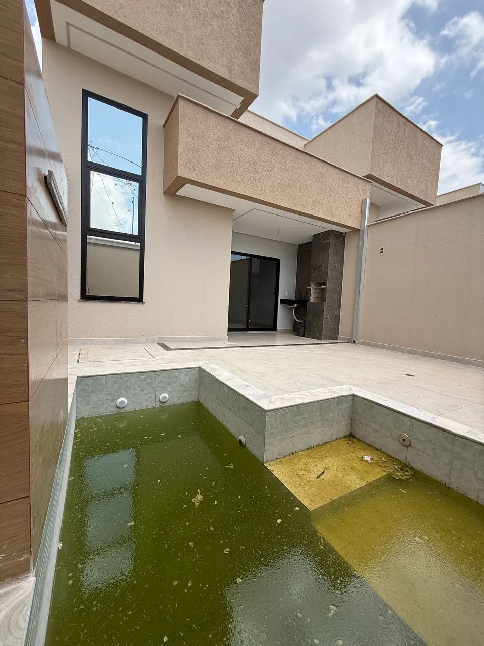 VENDE-SE LOMDA CASA BAIRRO PARAÍSO 