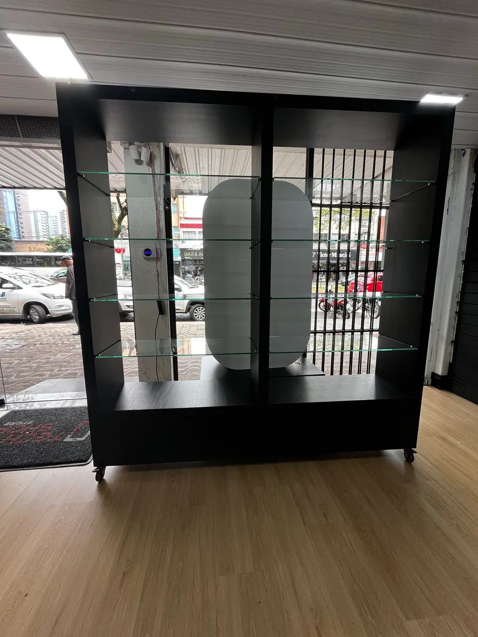 Vitrine estante com prateleira de vidro