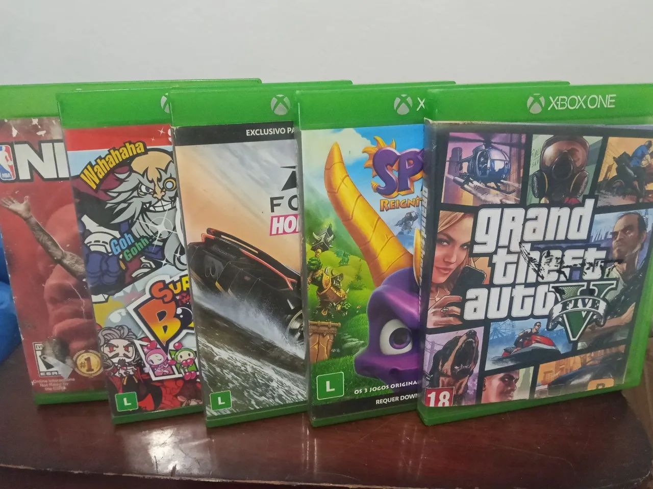 Vende-se Xbox one 1tb e com os cabos e 1 controle - Foto 2
