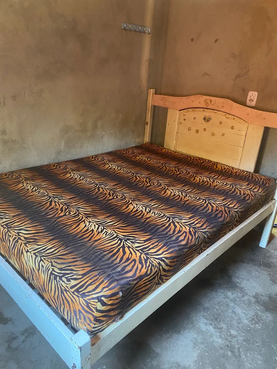Cama de madeira 
