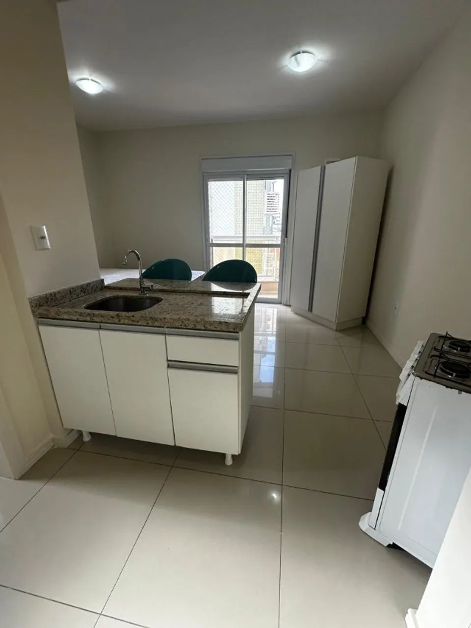 Studio para alugar com sacada na Carvoeira