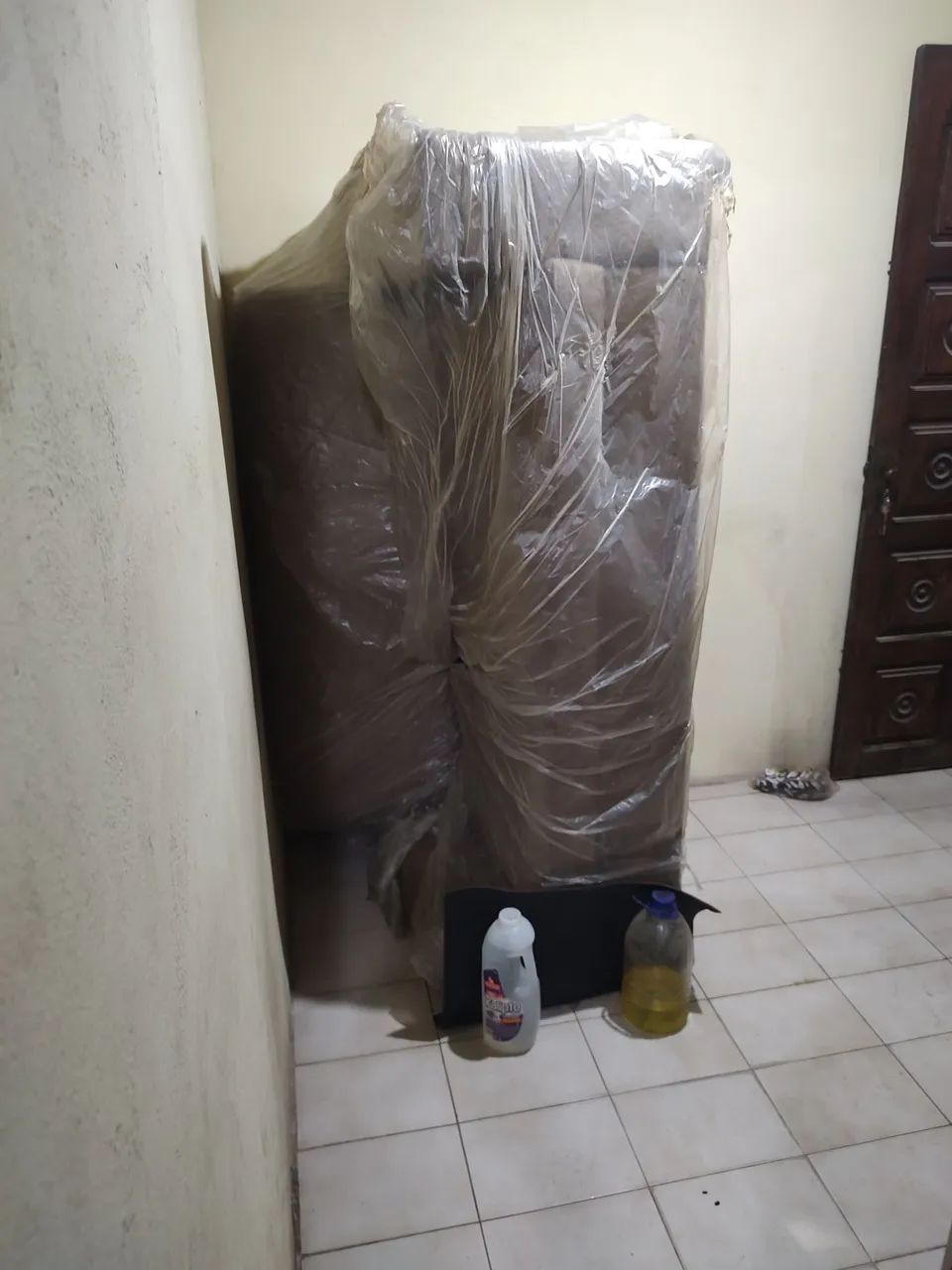 Sofá 2 lugares marron, semi novo 