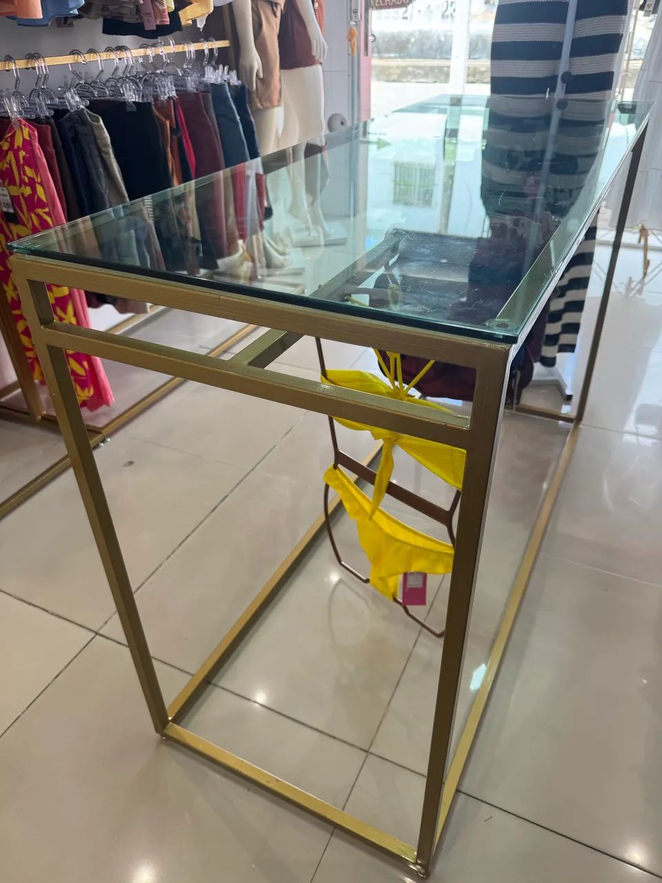 Balcão ilha cabideiro, Metalon dourado com vidro - Foto 4