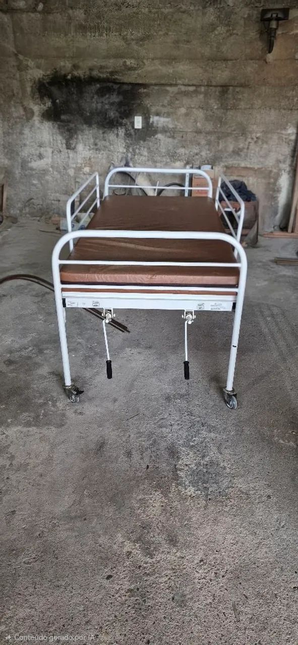 Cama hospitalar com colchão. 