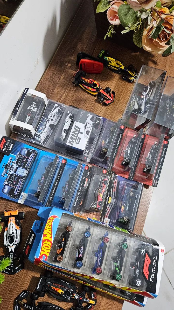 CADA MINIATURA 99 REIAS HOT WHEELS MINI GT SPARK - Hobbies e