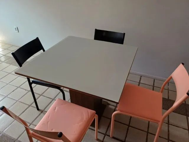 Mesa com 4 cadeiras