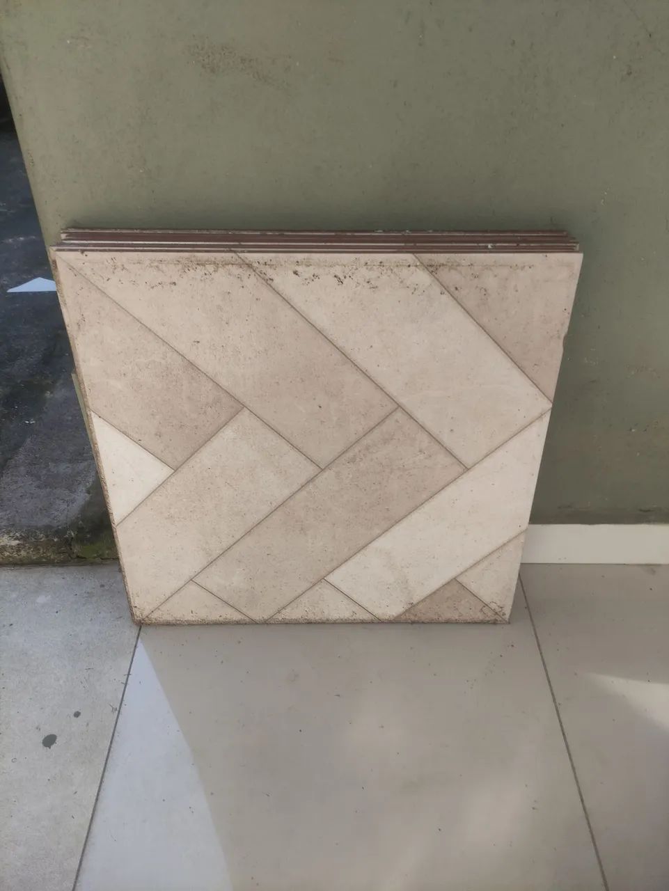 Azulejos 60 por 60 anti derrapante tem 8 peças ZAP Claudemir *