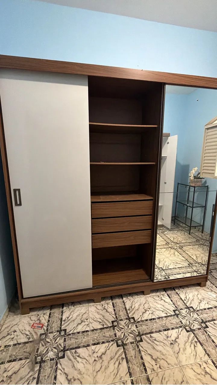 Vendo guarda roupa 3 portas de correr com espelho - Foto 2