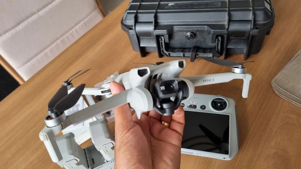 DJI MINI 3 + RC com tela + case + 2 baterias  - Foto 3