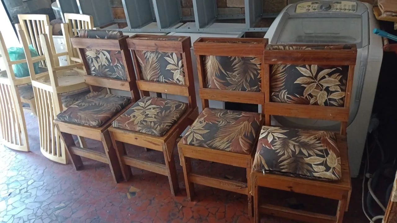 4 Cadeiras de Madeira Maciça 