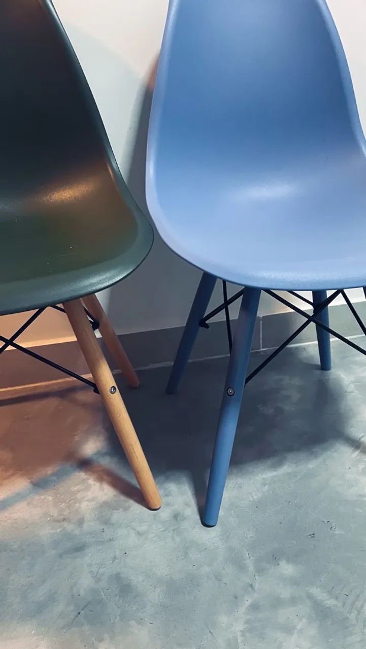 Duas cadeiras eames tok&stok