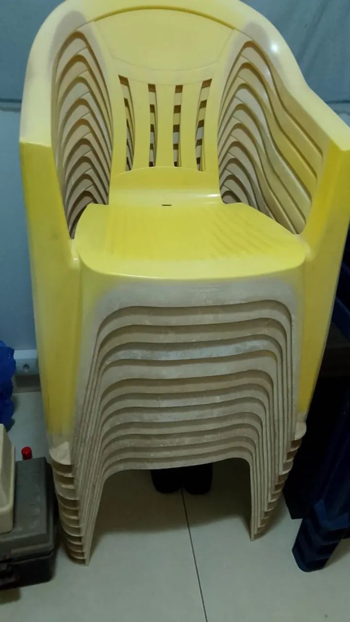Conjunto 4 mesas plásticas + 12 cadeiras com braço - Foto 2