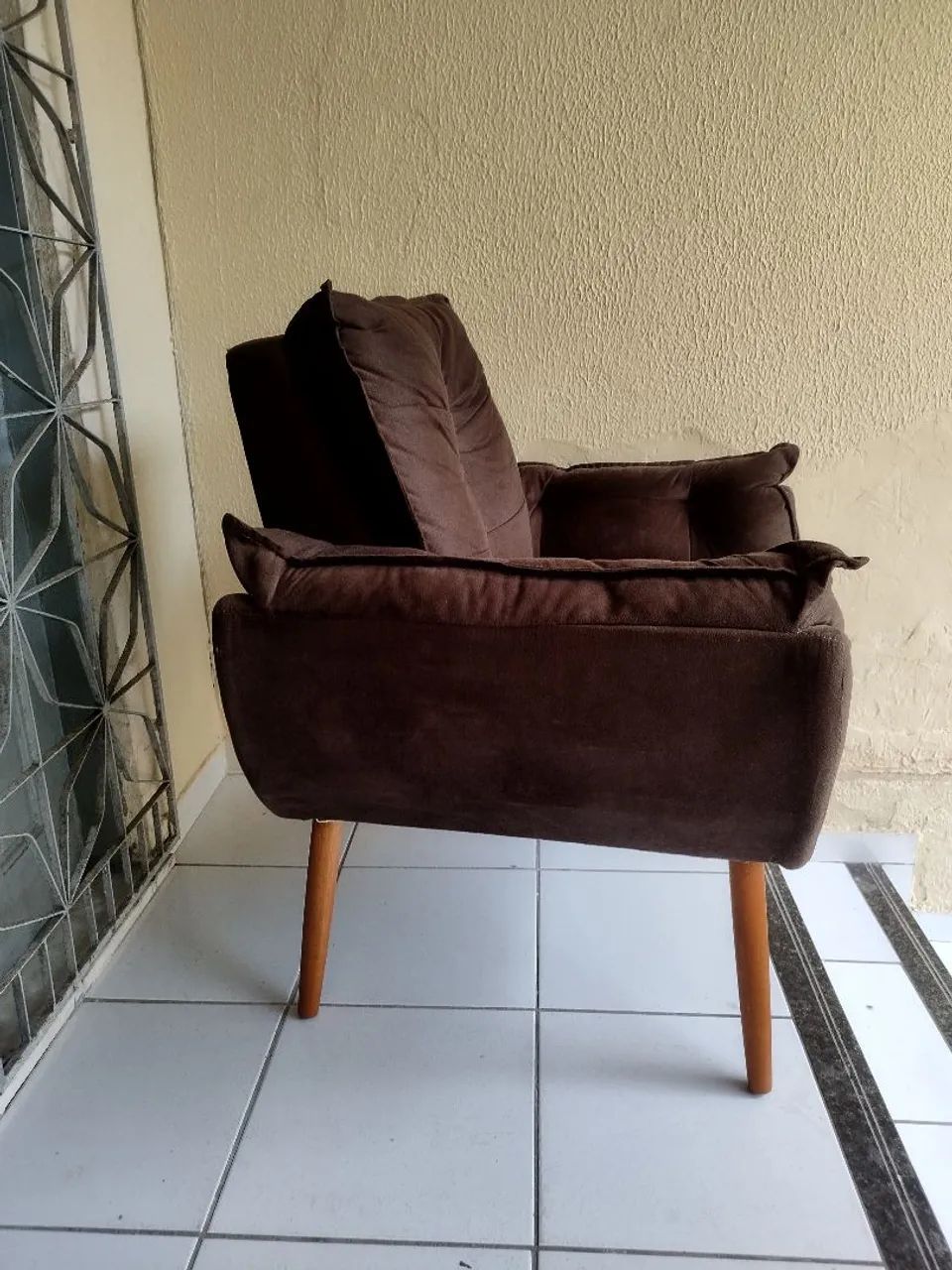 Poltrona marrom simples  - Foto 2