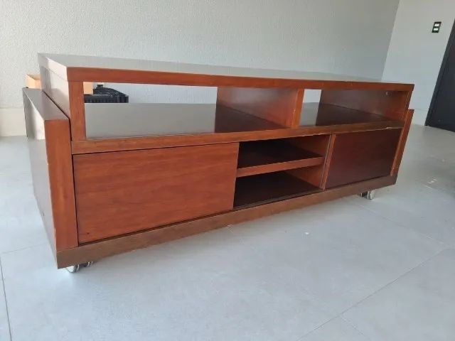 Rack para TV em MDF e Compensado - Cor Mogno (com Rodinhas) USADO - Foto 2