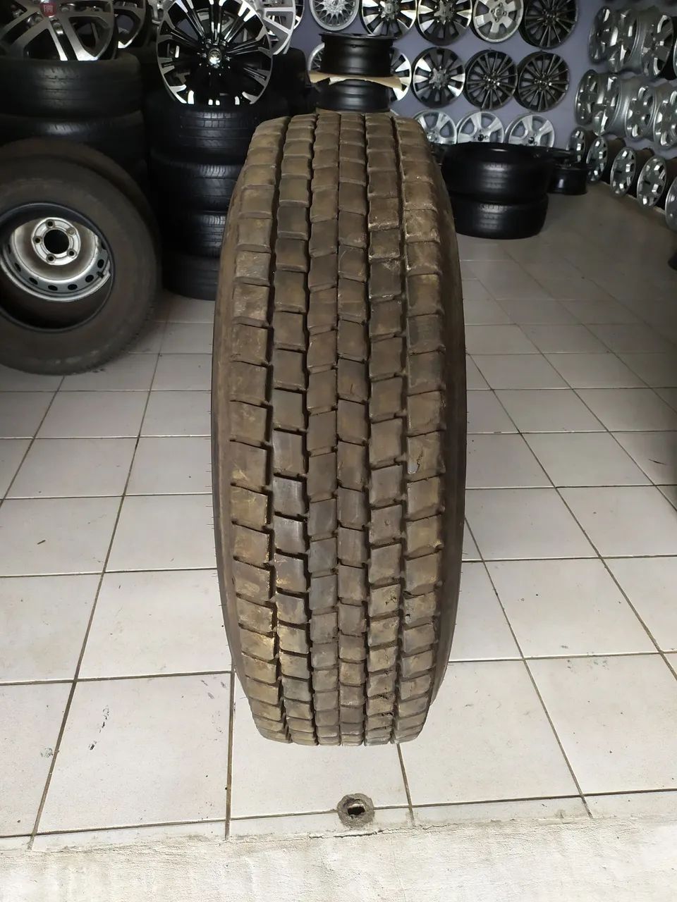 Pneu 295 /80 R 22.5 com roda seminovo