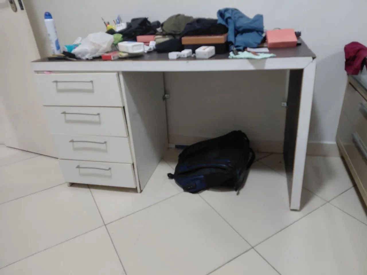 Bancada de estudo com gaveteiro