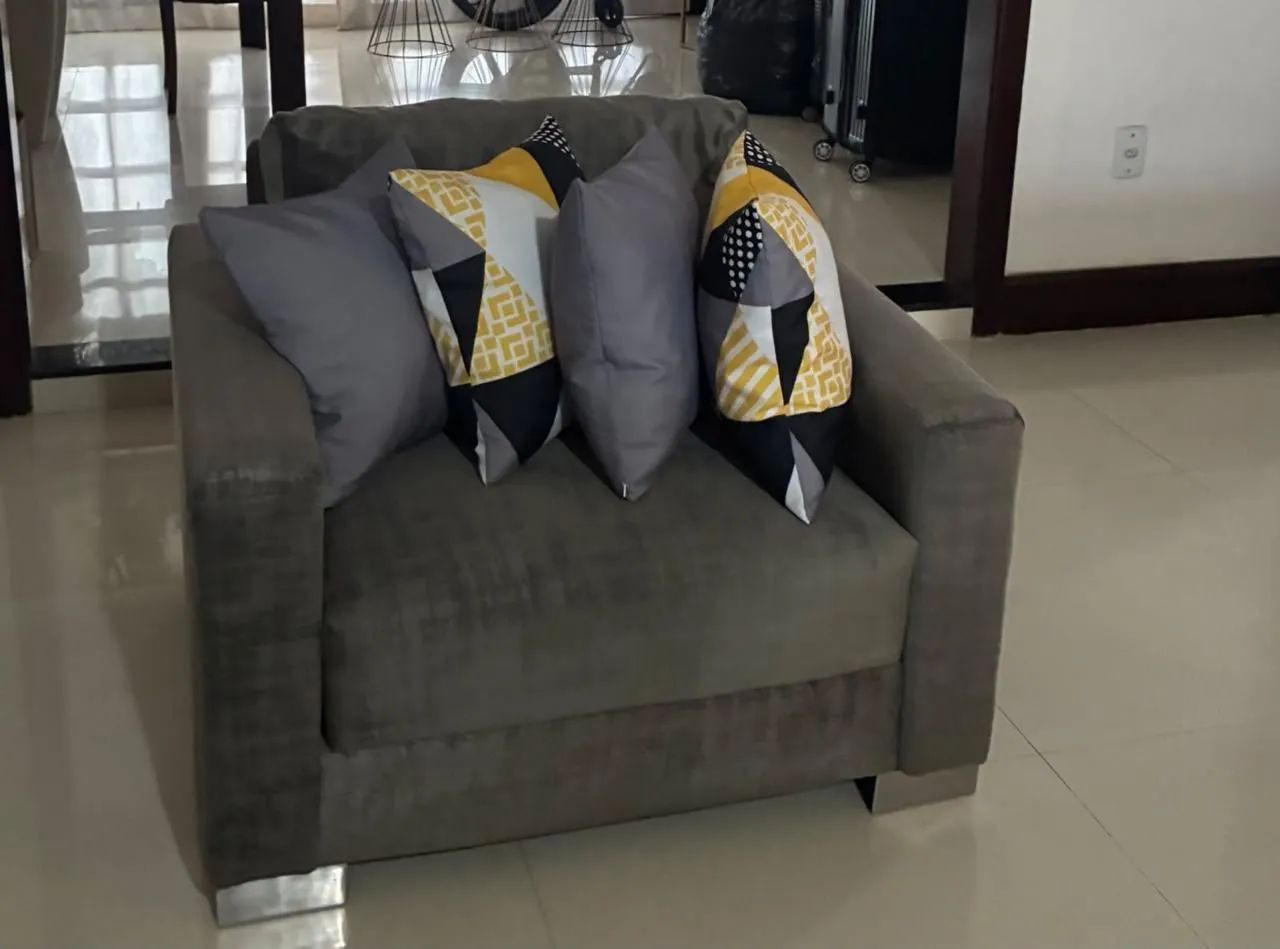 VENDO SOFÁ 3 LUGARES,2 POLTRONAS E 1 MESA DE CENTRO. - Foto 2