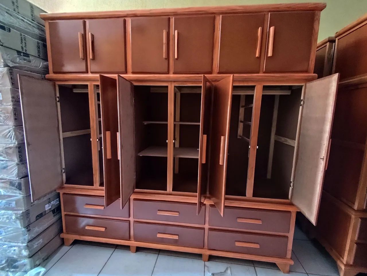 GUARDA ROUPA DE MADEIRA TRIPLEX COM 6 PORTAS NOVA - Foto 3