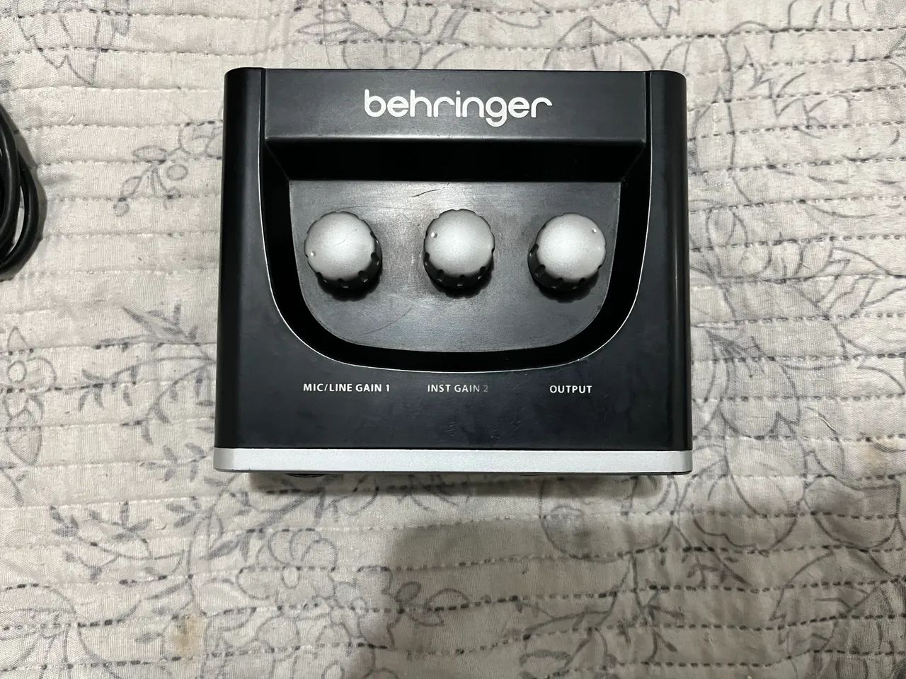 Placa de Áudio Behringer U-Phoria UM2 + Cabos | Home Studio444676707462031362