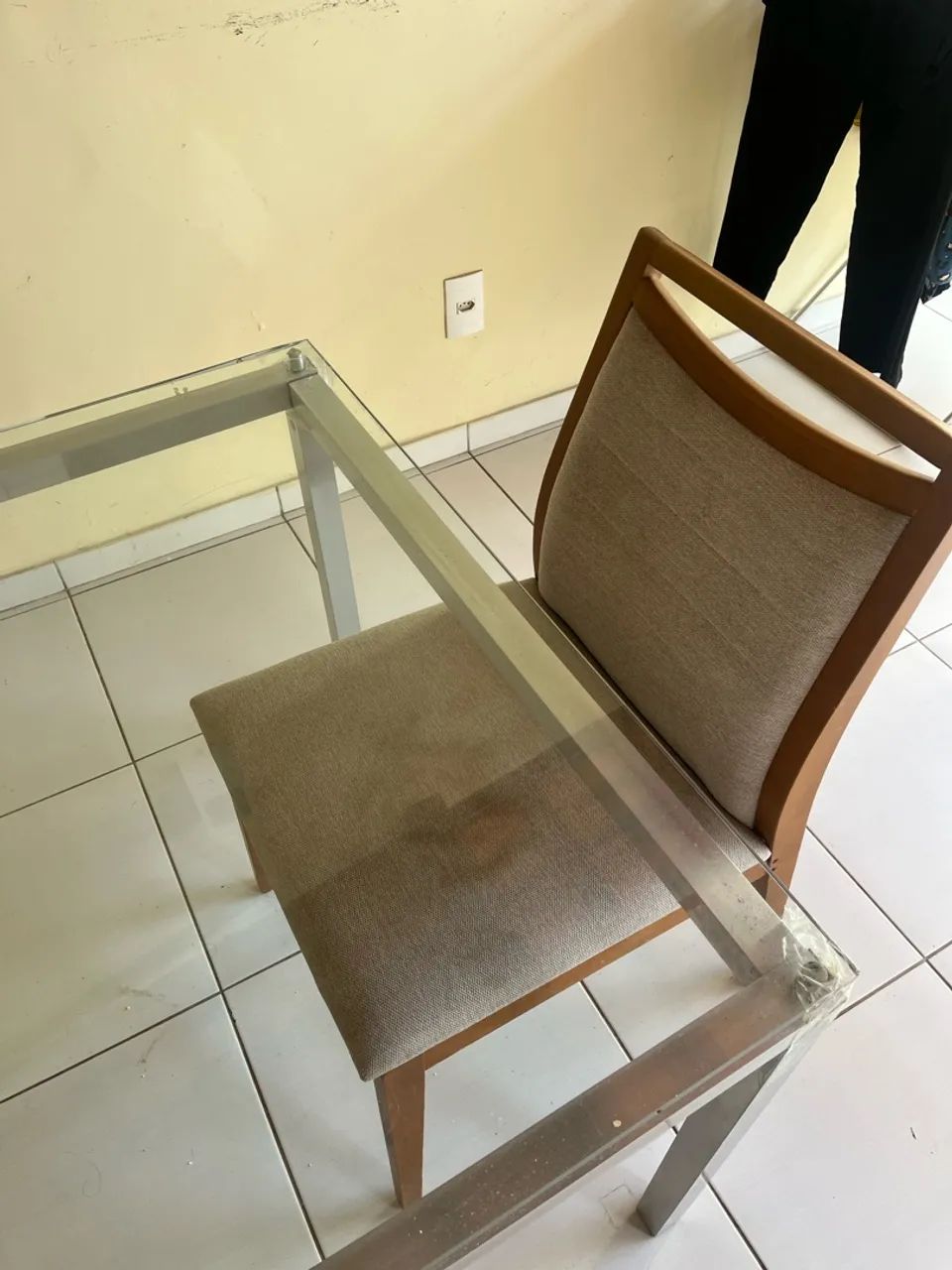 Vende-se mesa com 6 cadeiras - Foto 2