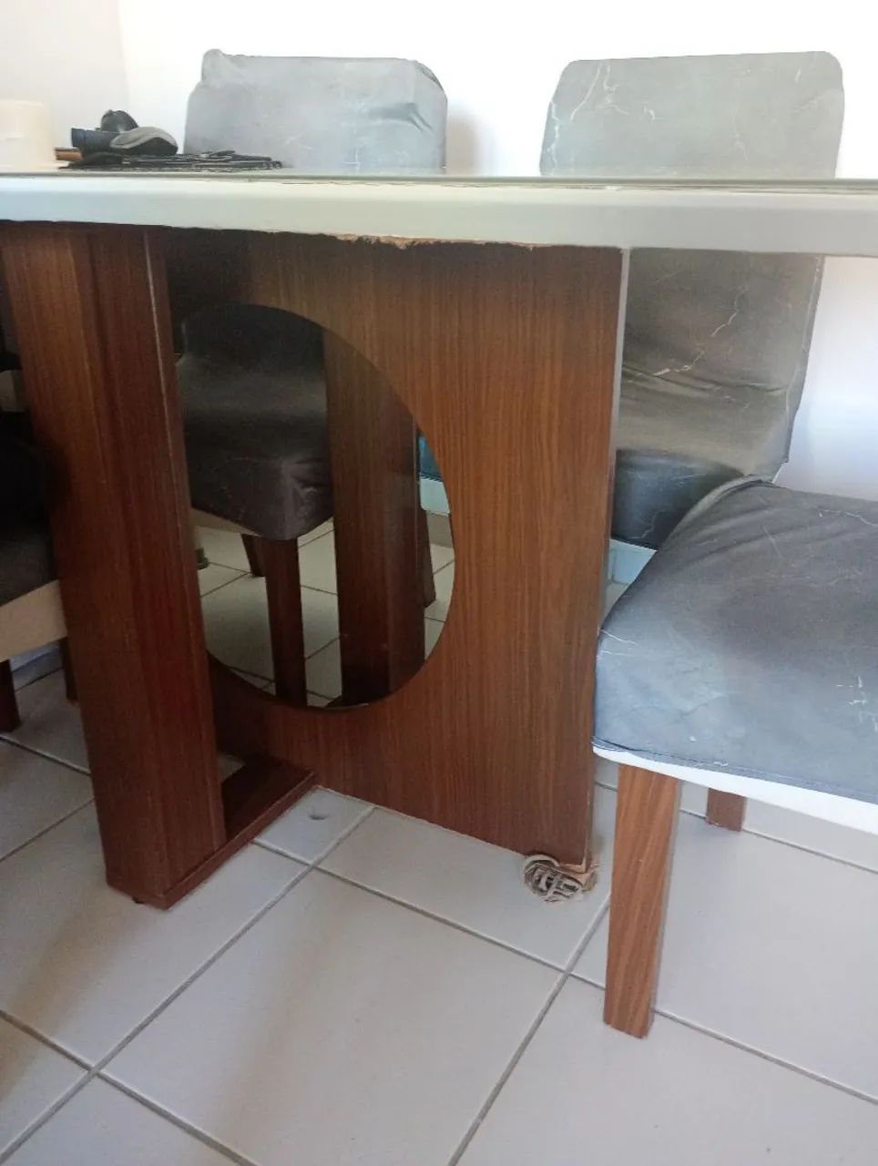 Mesa retangular com tampo de video e seis cadeiras USADAS com pequenas avarias  - Foto 3