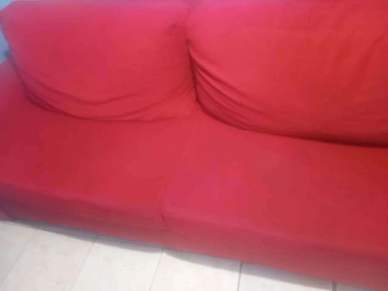 Lindo sofá vermelho grande reforçado 