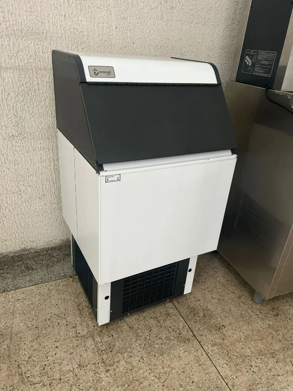 Maquina de Gelo 75/25 Kg