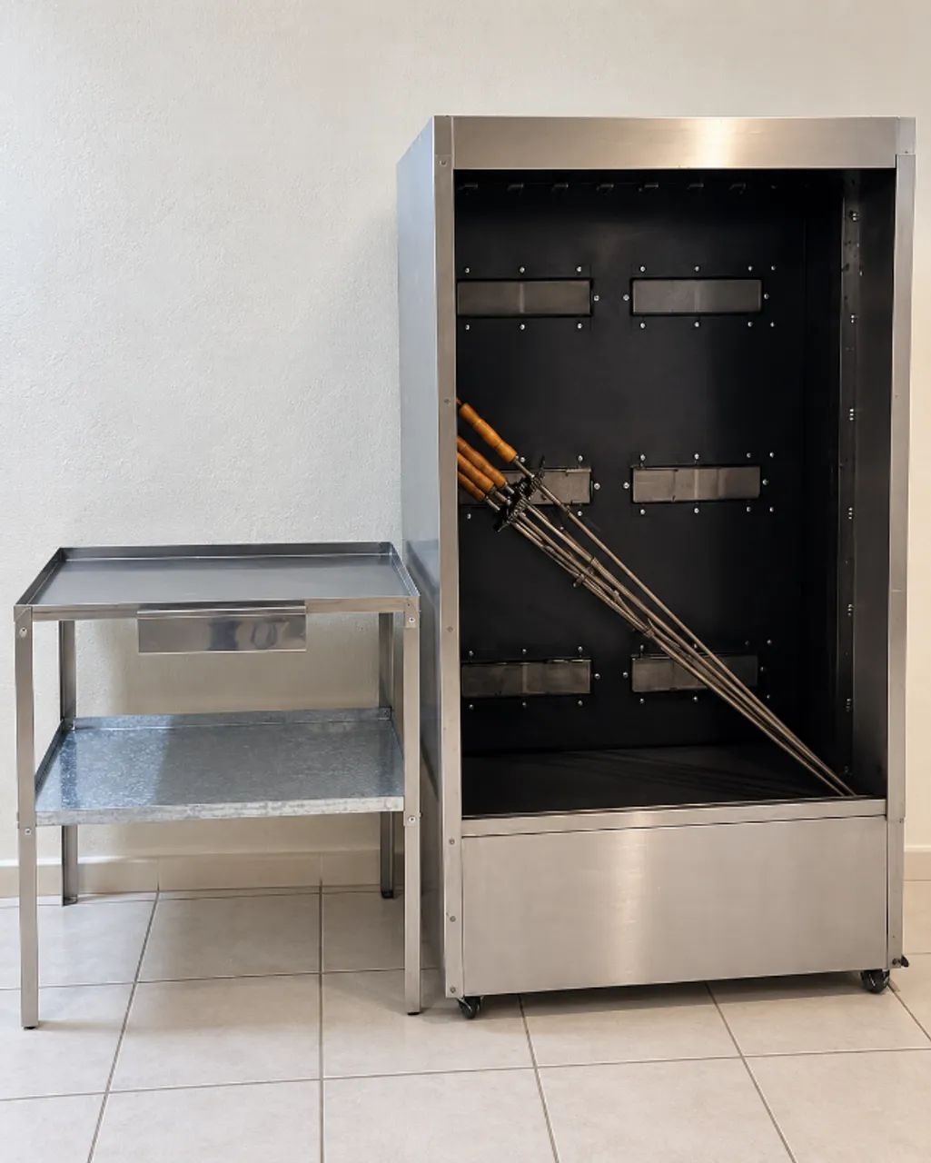 Máquina de Assar Frango 30 Frangos + Mesa Inox - Seminova - Foto 3