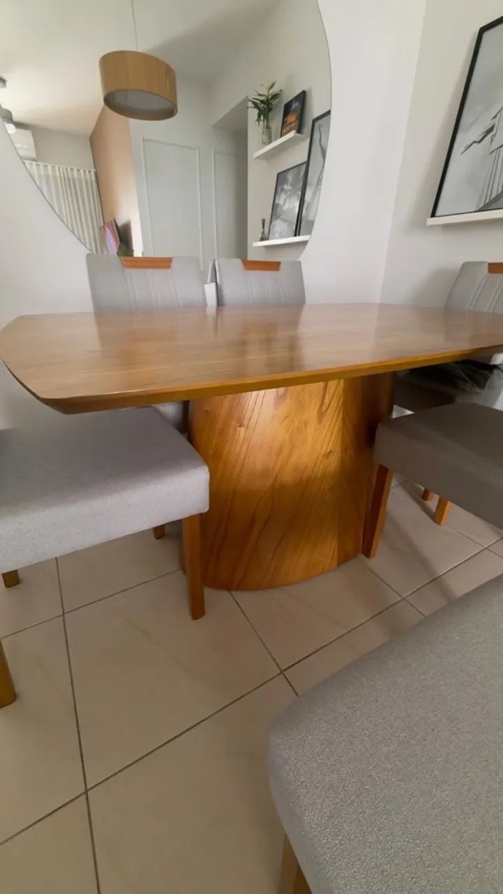 Mesa de madeira maciça 