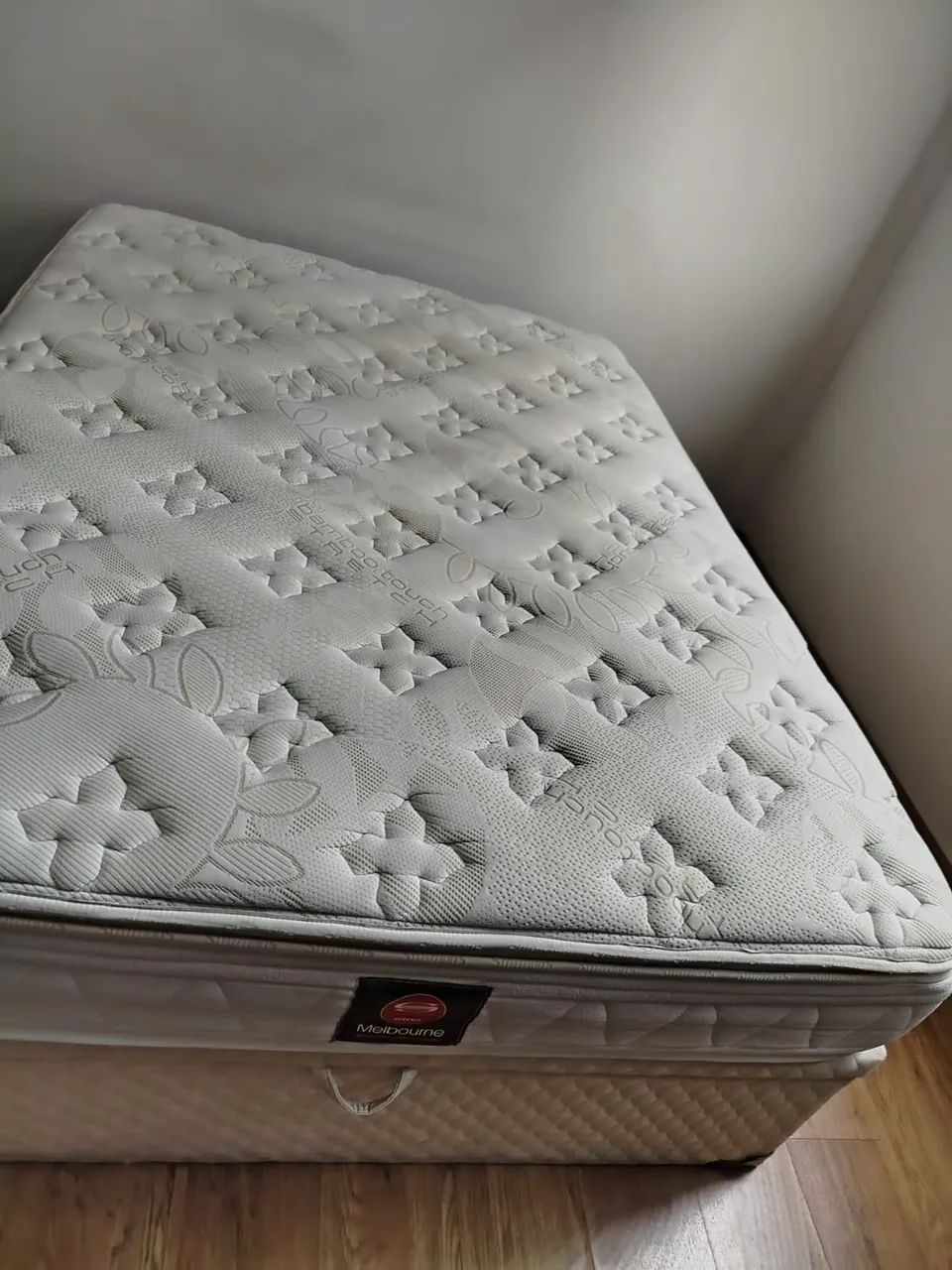 Cama box casal baú + colchão Simmons 